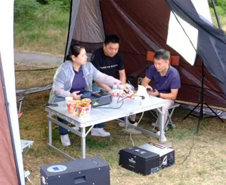 戶外游出現(xiàn)稀奇事，燒烤禁區(qū)游客盡情燒烤，竟然無人制止？